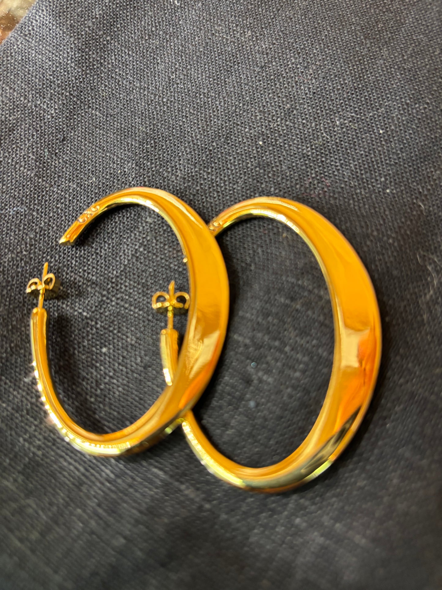 Oval gold earrings